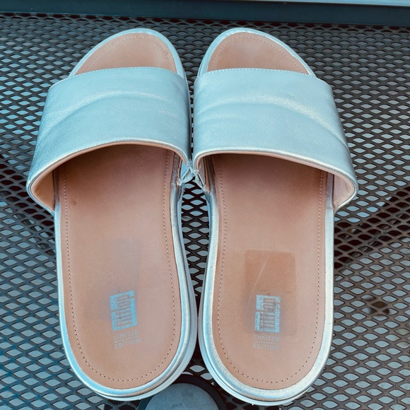 Fit Flop Silver Slide Sandals -size 8 - Picture 2 of 9